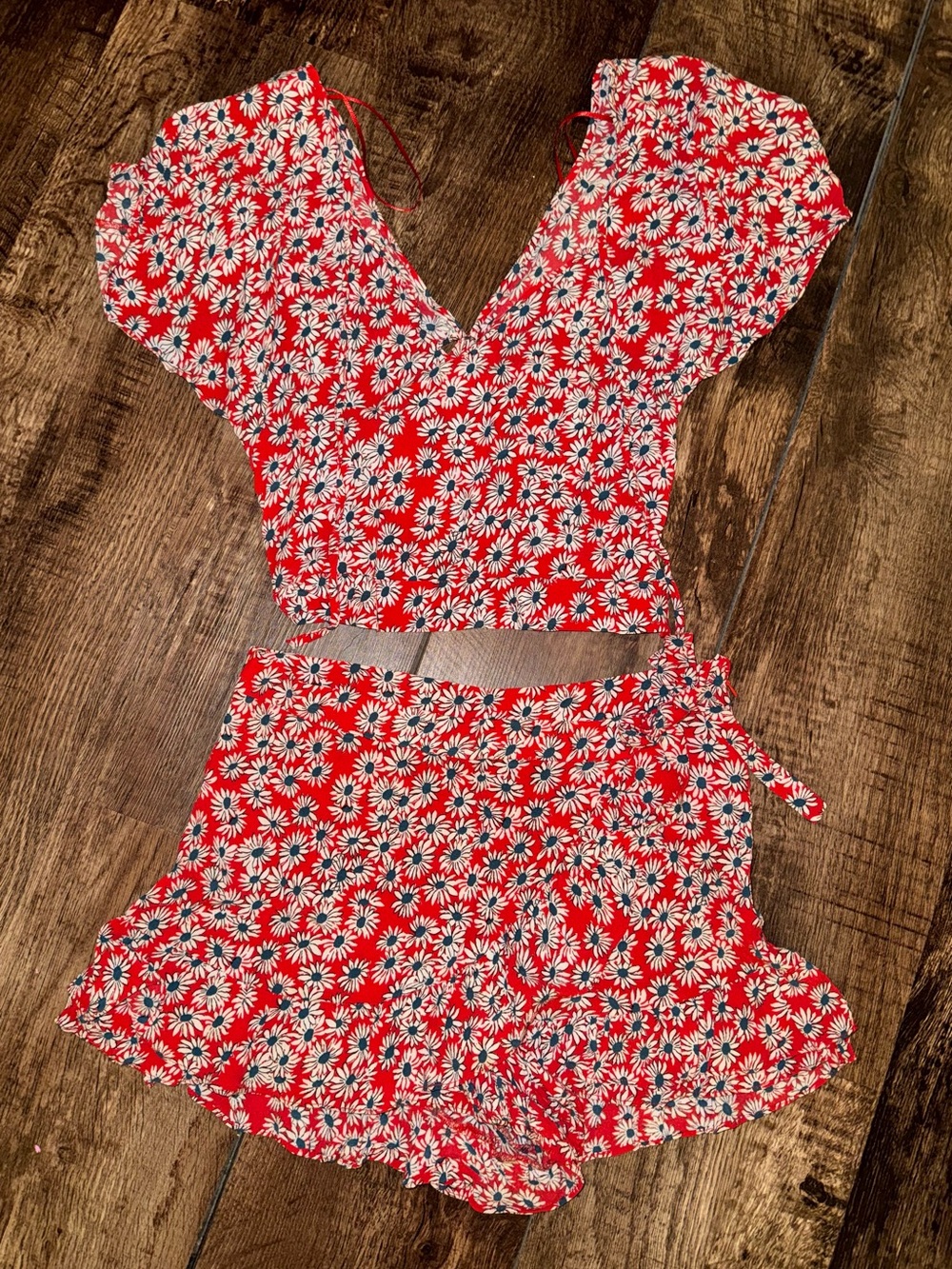 Trufaluc Collection by Zara Red Daisy Print Crop Top and Skort Set